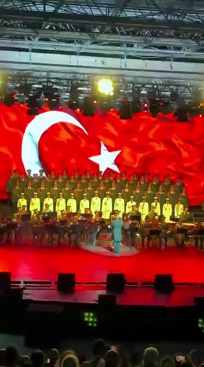 Hayko Cepkin ve Kızılordu Korosu İzmir’de ayakta alkışlandı