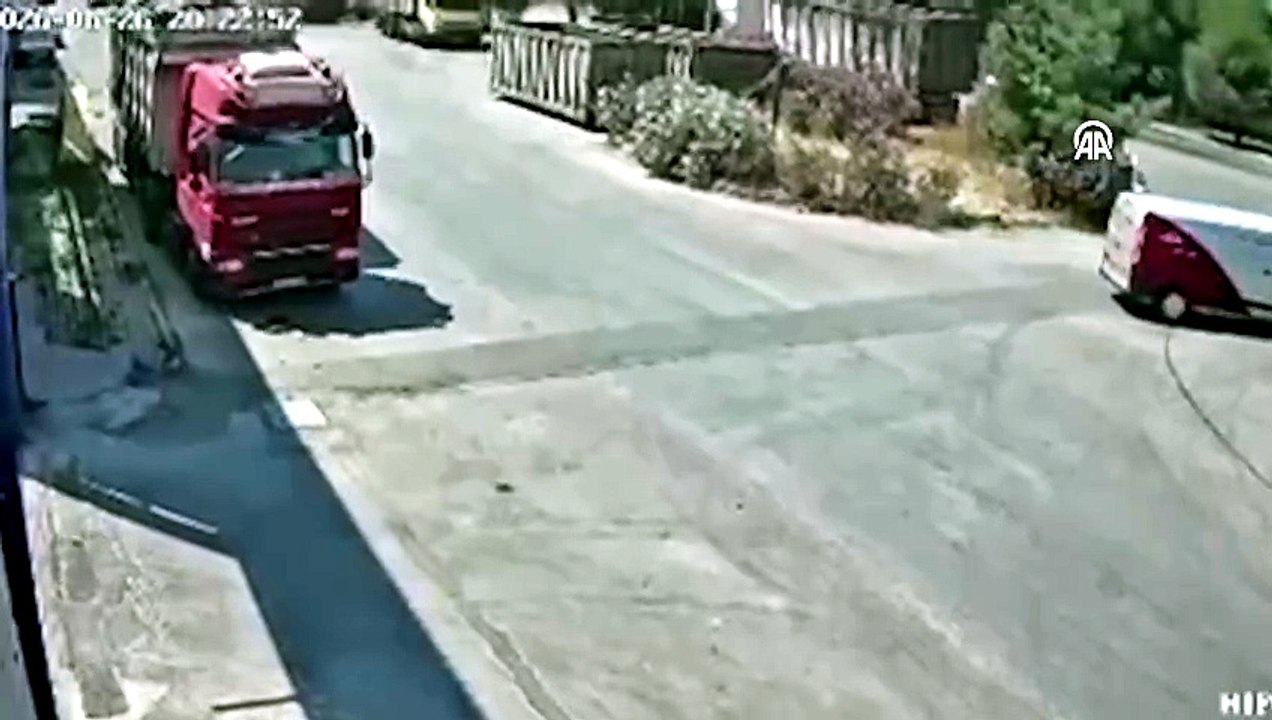 İzmir'de 15 yaşındaki çocuk otomobille motosikletliye çarptı... O anlar kamerada