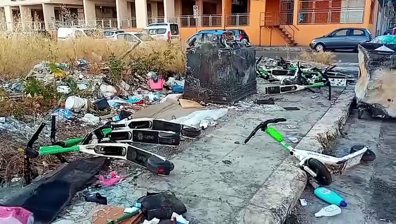 Razzia di monopattini nella notte a Palermo, lo Zen diventa un cimitero di mezzi condivisi che sono stati distrutti