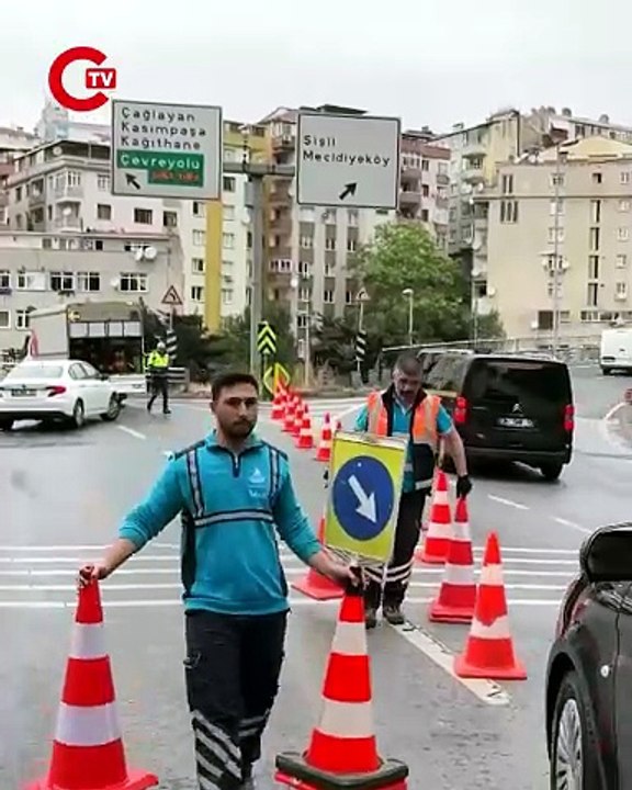 Şişli Bomonti Tünel çıkışında kamyonet devrildi; yol trafiğe kapandı