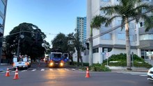 Equipes trabalham para restabelecer energia após queda de galho na Avenida Minas Gerais