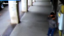 Rapina in centro a Bologna, vicino a un bancomat: video