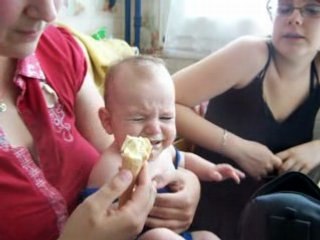 arthur mange une glace a la vanille
