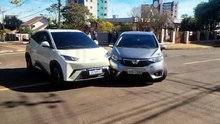 Acidente entre BYD e Honda Fit deixa trânsito parcialmente interditado no Centro de Cascavel