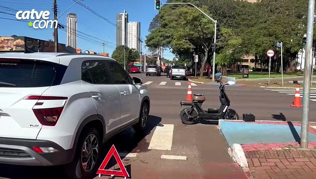Jovem fica ferido em acidente entre carro e moto elétrica na Avenida Brasil