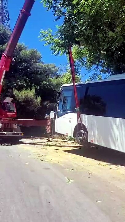 Il video del recupero del bus a Erice