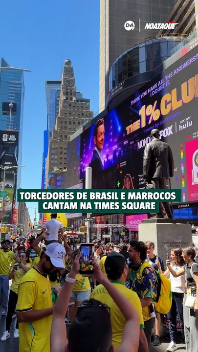 Torcedores de Brasil e Marrocos cantam na Times Square antes de estreia na Copa