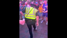 Lo show del poliziotto ai Mondiali, tifosi in delirio - Video