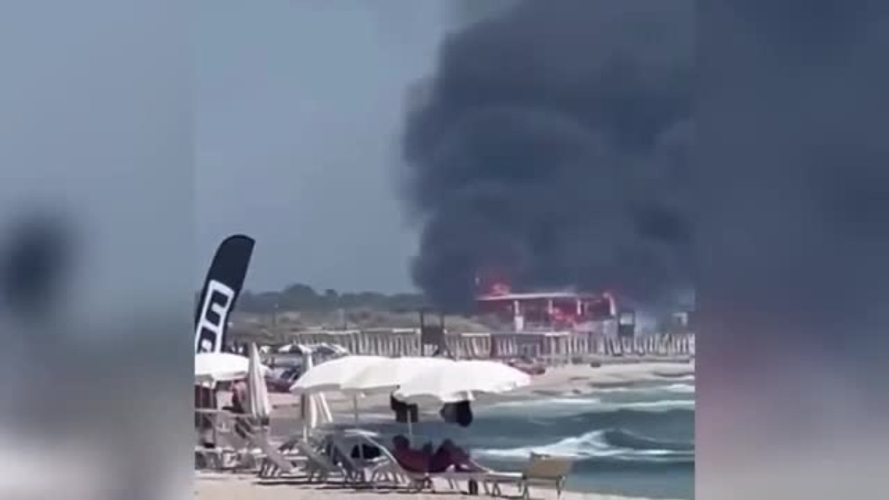 Il video del grosso incendio a Ugento, in Salento: intenso fumo nero visibile dalla spiaggia