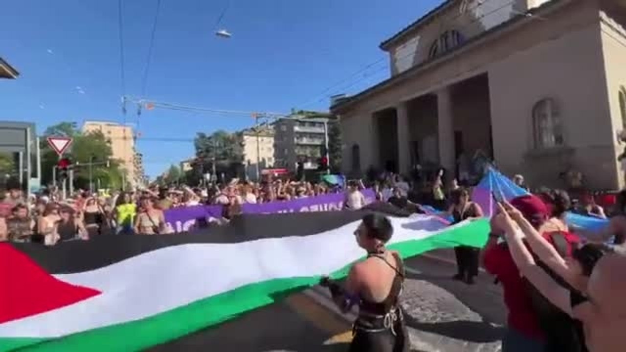 Il video del Gay Pride di Bologna, ad aprire il corteo la bandiera della Palestina e lo striscione: «No pride in genocide»