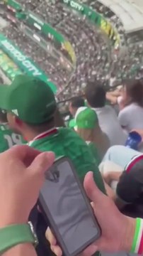 Aficionado mexicano se hace viral al introducir esta botella en el Estadio Azteca