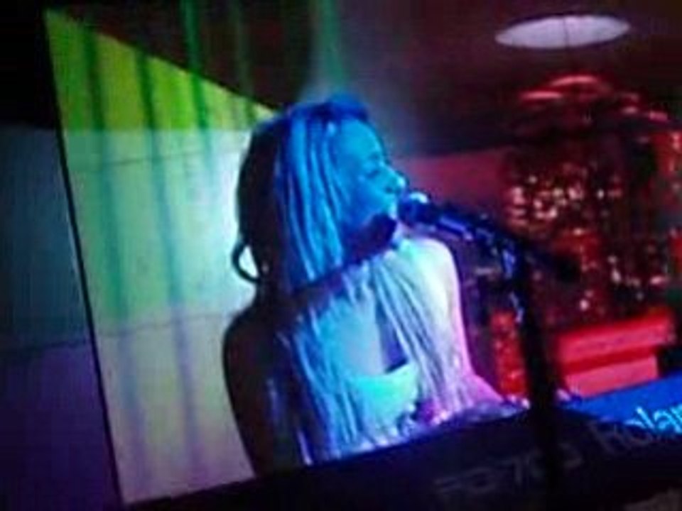 Léa Castel Dernière chance (live showcase sfr)