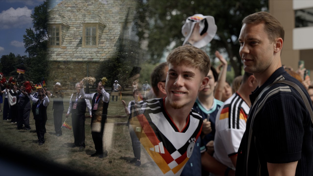 DFB-Team auf Reise: Fahnenspalier zum Abschied und wartende Fans