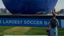 Boston entra al Guinness con la pelota de fútbol más grande del mundo