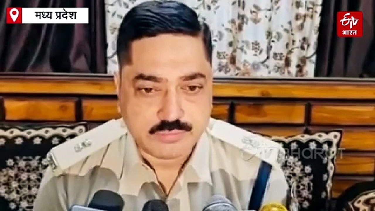 जबलपुर में रेत से भरे 2 ट्रकों की टक्कर से स्कॉ...