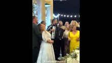 Μέχρι το ξημέρωμα το γλέντι του γάμου Μπάρκα-Μπότση –Ο κρητικός χορός τους, η τούρτα & οι καλεσμένοι