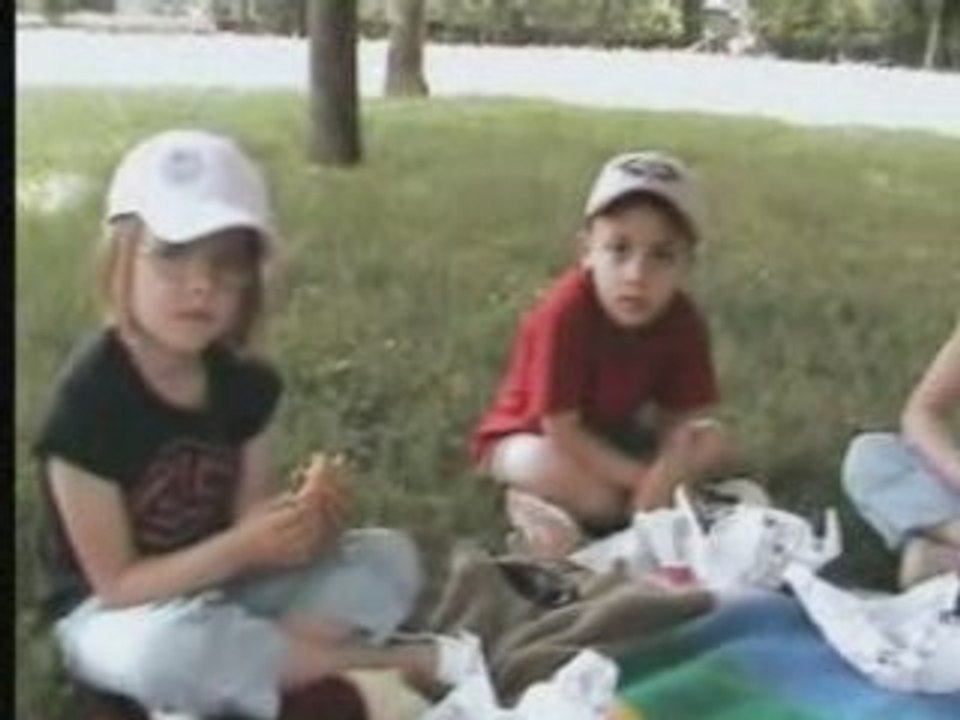 Tina essaie 4 pattes 9 mois et demi 2008_06_22_10_18_27