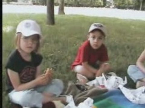 Tina essaie 4 pattes 9 mois et demi 2008_06_22_10_18_27