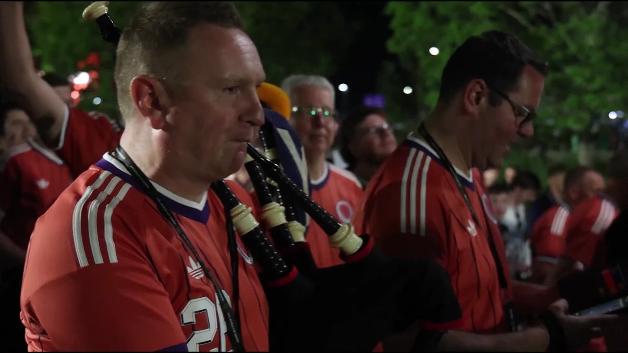 Aficionados escoceses celebran la victoria ante Haití