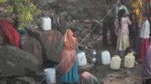 MP के धार में 50 फीट गहरी मौत की खाई से पानी भरने को मजबूर महिलाएं!