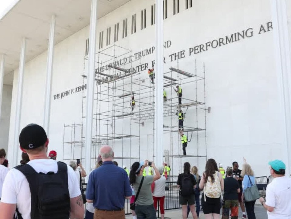 Jubel vor dem Kennedy Center: Trumps Name wird abmontiert