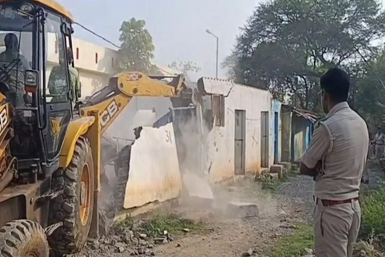 अंबिकापुर के तकिया में 17 अवैध मकानों पर चला प्रशासन का बुलडोजर, वन भूमि पर किया था कब्जा
