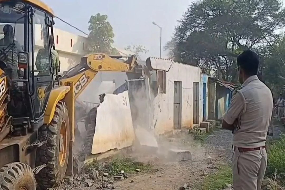 अंबिकापुर के तकिया में 17 अवैध मकानों पर चला प्रशासन का बुलडोजर, वन भूमि पर किया था कब्जा