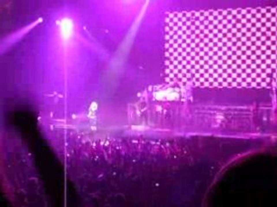 Avril lavigne - Intro + Girlfriend(Live Bruxelles)