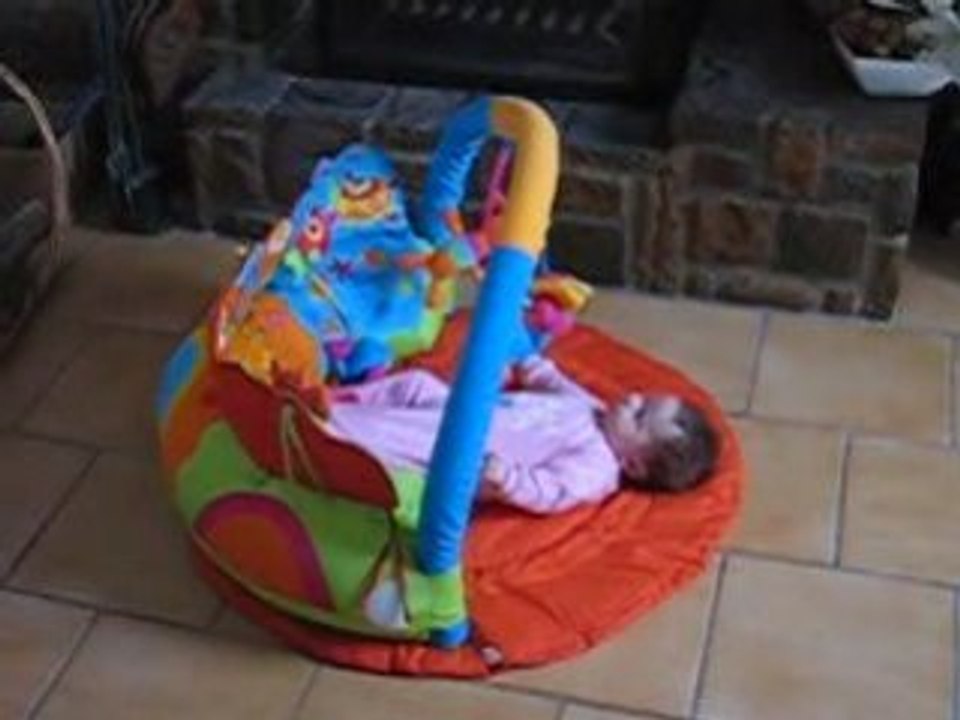 charlotte joue avec son tapis d'éveil