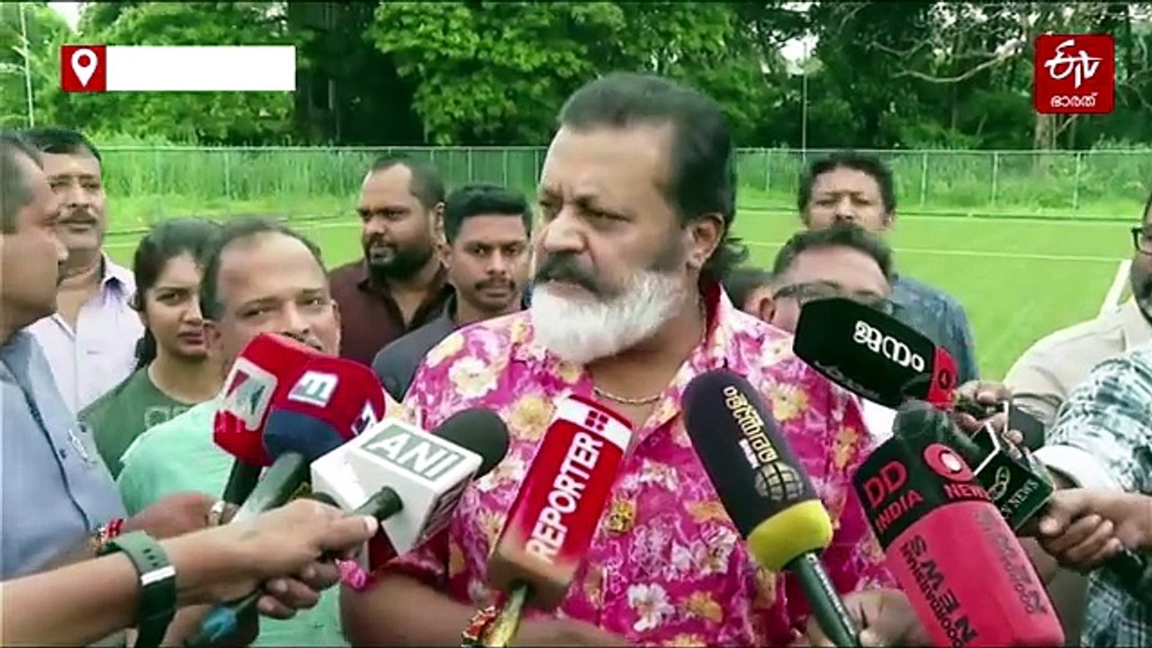 'മുണ്ട് മുറുക്കിയുടുത്ത് സുരേഷ് ഗോപിയുടെ സൂപ്പർ കിക്ക്'; ഫുട്ബോൾ ആരവത്തിനൊപ്പം കേന്ദ്ര മന്ത്രി