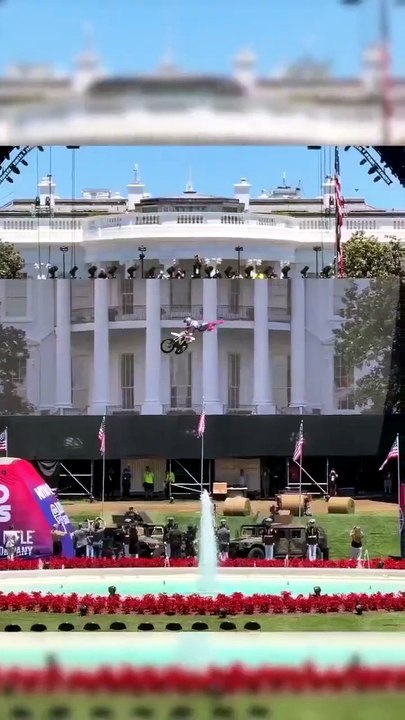 🏍️🔥 Des cascadeurs réalisaient des figures acrobatiques devant la Maison-Blanche en prélude à la carte de combats présidentielle UFC Freedom 250. 🇺🇸👊🎥
