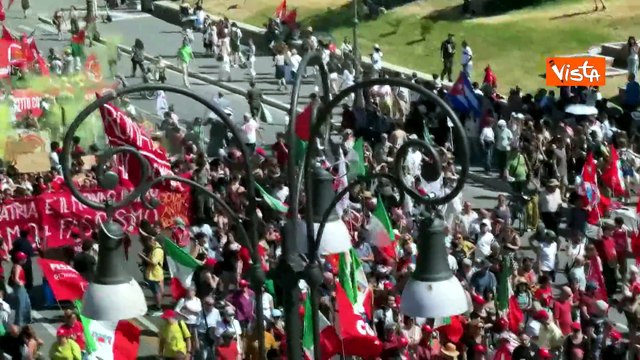 Il corteo Antifascista su via dei Fori Imperiali visto dall'alto