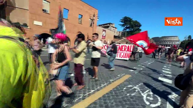 Il corteo Antifascista a Roma sfila su via dei Fori Imperiali