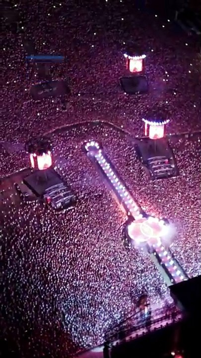 Il battito di 75mila cuori, l'omaggio di Cesare Cremonini a Vasco Rossi al maxi concerto di Imola