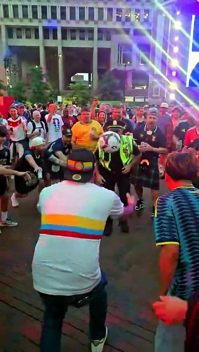 Tutti pazzi per il Mondiale: lo show di un poliziotto tra i tifosi scozzesi