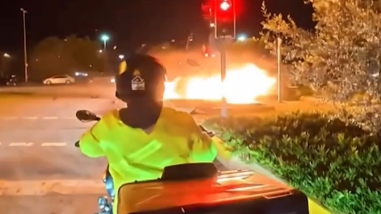 Maltepe'de çarpışma sonrası otomobil alev aldı; 3 kişinin yaralandığı kaza kamerada