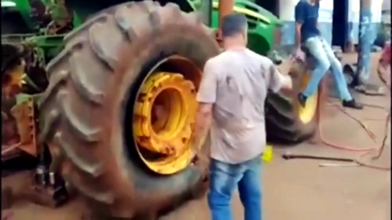 Gonfler un pneu de tracteur avec de l'essence et une torche... risqué