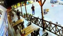 Dinlenme tesisinde başıboş köpek dehşeti kamerada: Bir kadının kolunu kopardı!