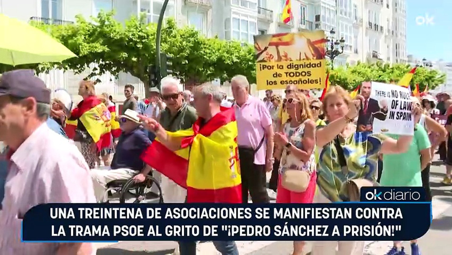 Una treintena de asociaciones se manifiestan contra la trama PSOE al grito  de "¡Pedro Sánchez a prisión!"