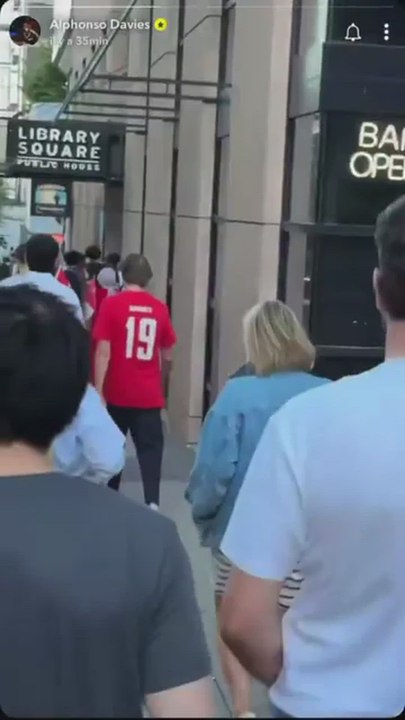 Alphonso Davies sale a la calle, ve a gente con su camiseta, pero no lo reconocen