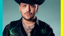 Christian Nodal besa a una fan en pleno concierto ¡y las redes explotan! 😂