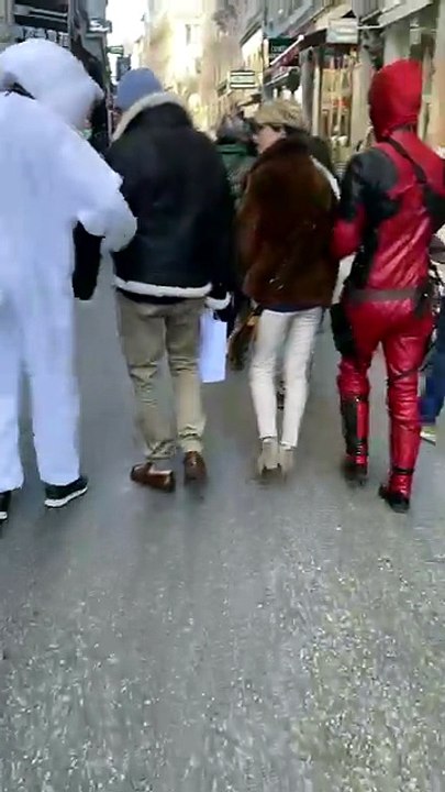 Tenir la main aux inconnus