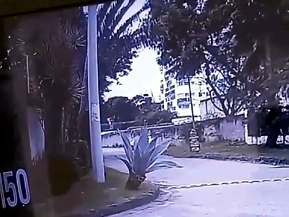 Vídeo mostra momento em que helicóptero cai no Rio de Janeiro