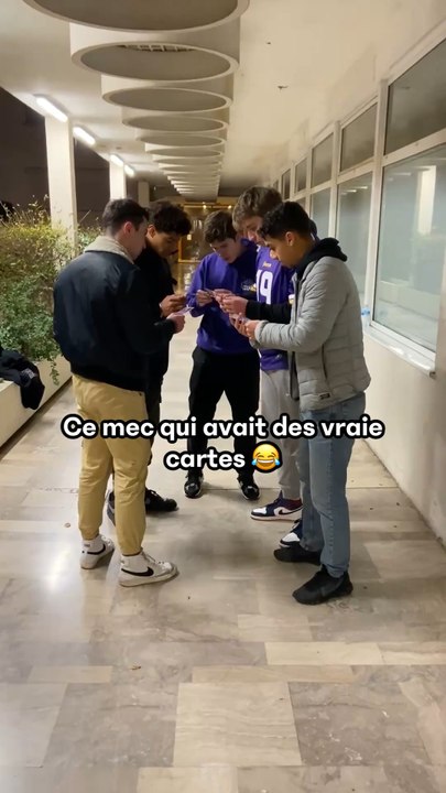 On voulait tous lui volé ses cartes mdrr