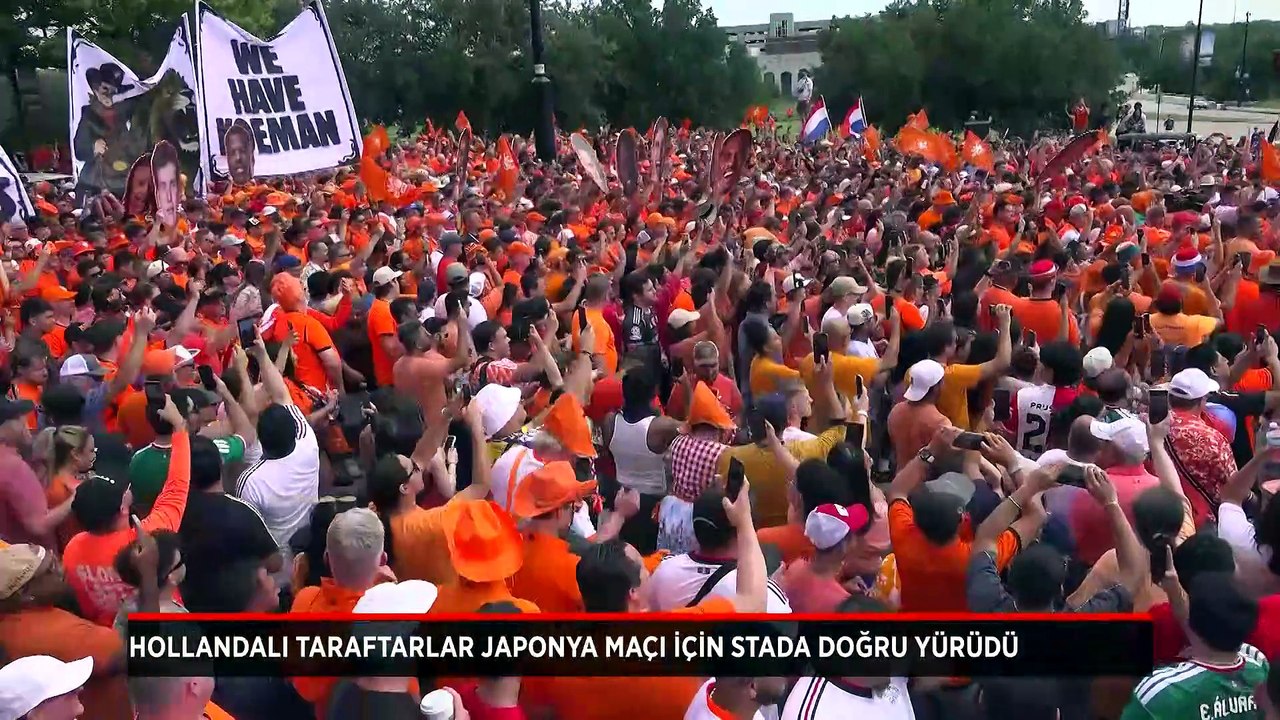 Hollandalı taraftarlar Japonya maçı için stada doğru yürüdü
