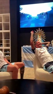 La Mona Jiménez canta Beso a beso con la Selección