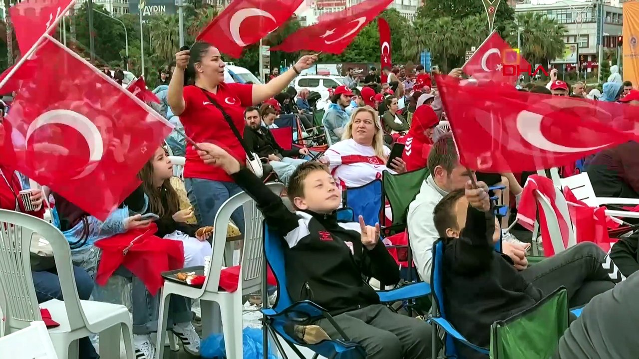 Samsun’da Milli Maç Heyecanı Meydanlara Taştı! Yağmura Rağmen Tek Yürek Oldular