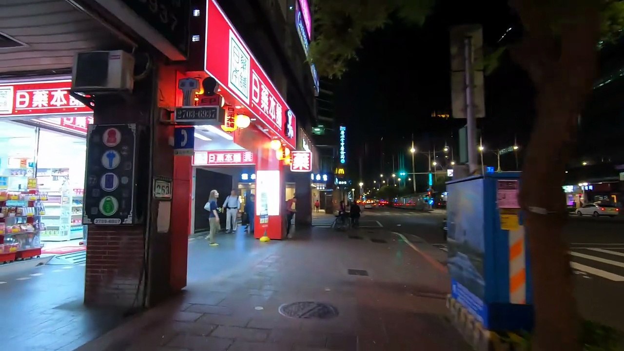 Exploring Downtown Taipei by Bike | Vibrant Nig...