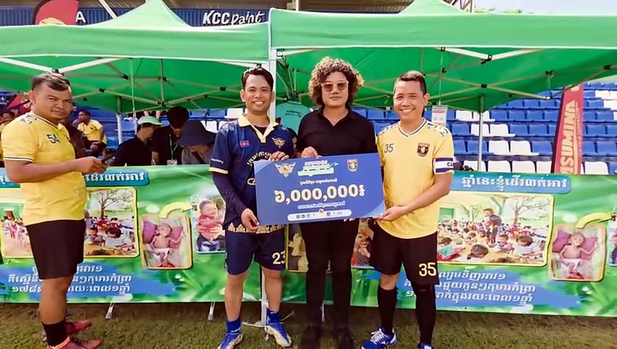 ក្រុមបាល់ទាត់សុខសាន្ដ និងក្រុមតោក្រហមរៀបចំការប្រកួតមិត្តភាពភ្ជាប់យុទ្ធនាការជួយកុមារកំព្រានៅមណ្ឌលមែកឈើ