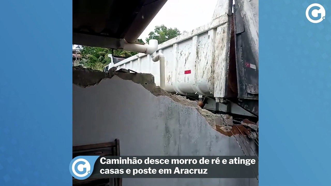 Caminhão desce morro de ré e atinge casas e poste em Aracruz